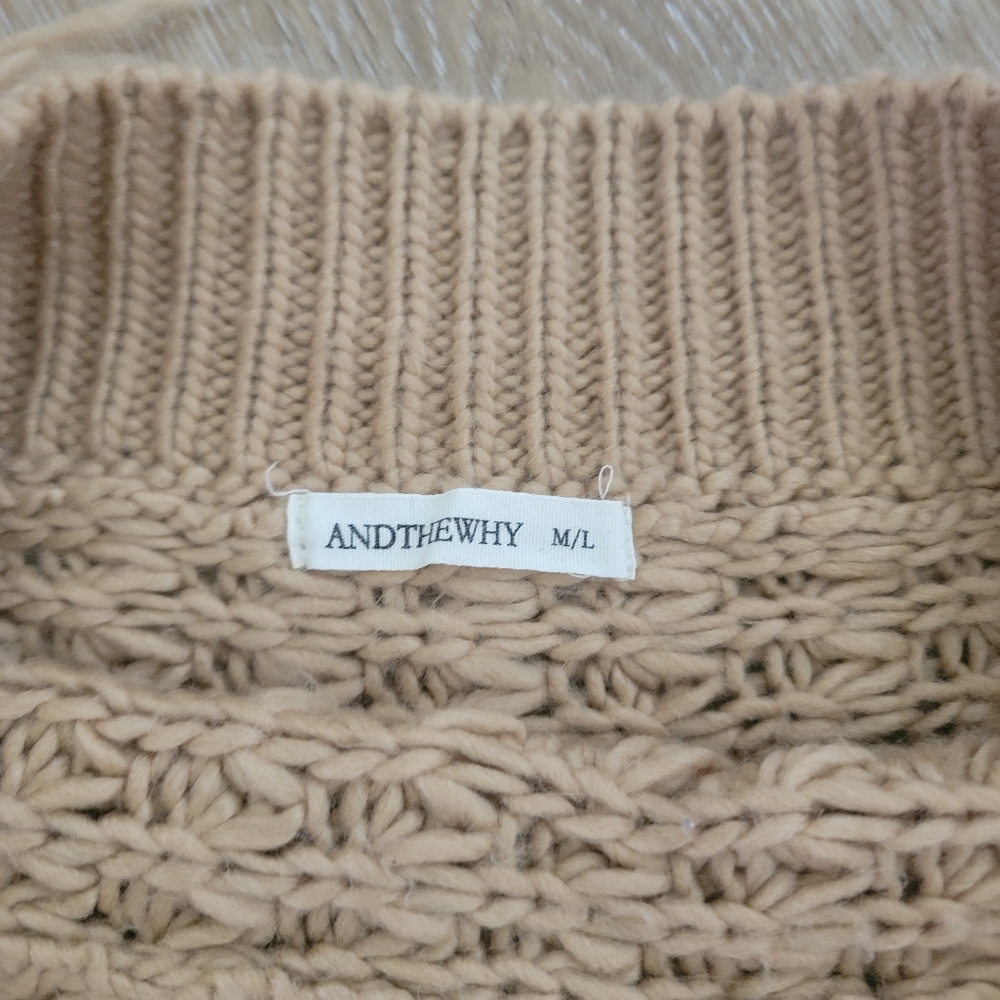 Crop top sweater with tassel sleeves - Picture 3 of 3